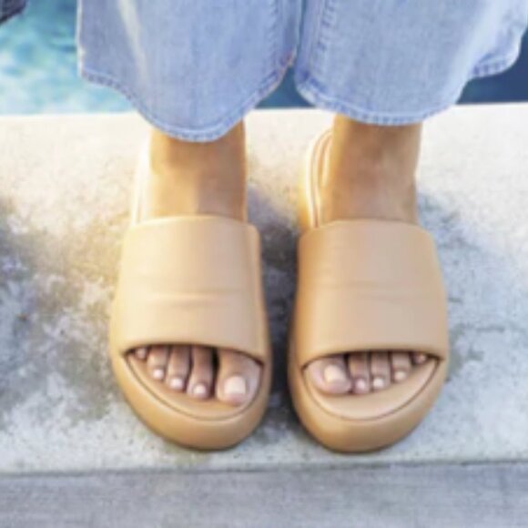 NEW BEEK Leather Trumpeter  Sandals - Picture 8 of 9